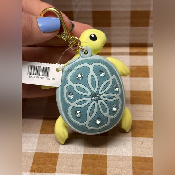 Bath & Body Works Accessories - NWT B&BW Glam Sea Turtle Keychain Pocketbac holder•COMES WITH NEW/CURRENT REFILL